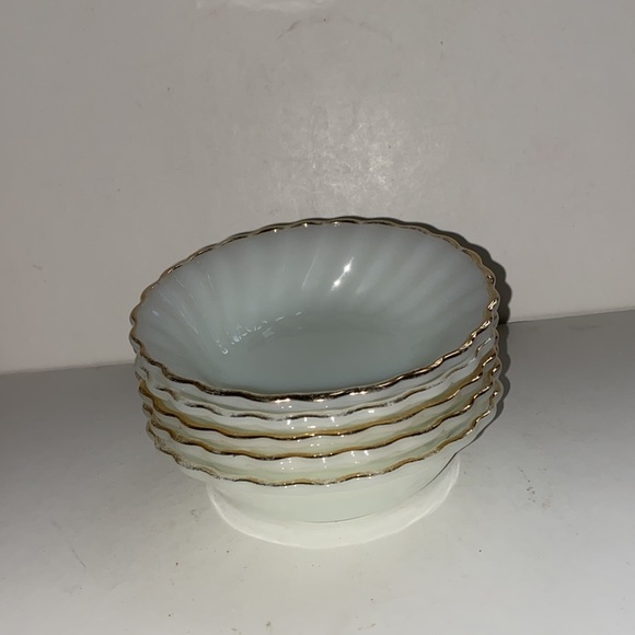Anchor Hocking milk glass bowls with gold trim and scalloped edge - Picture 7 of 8